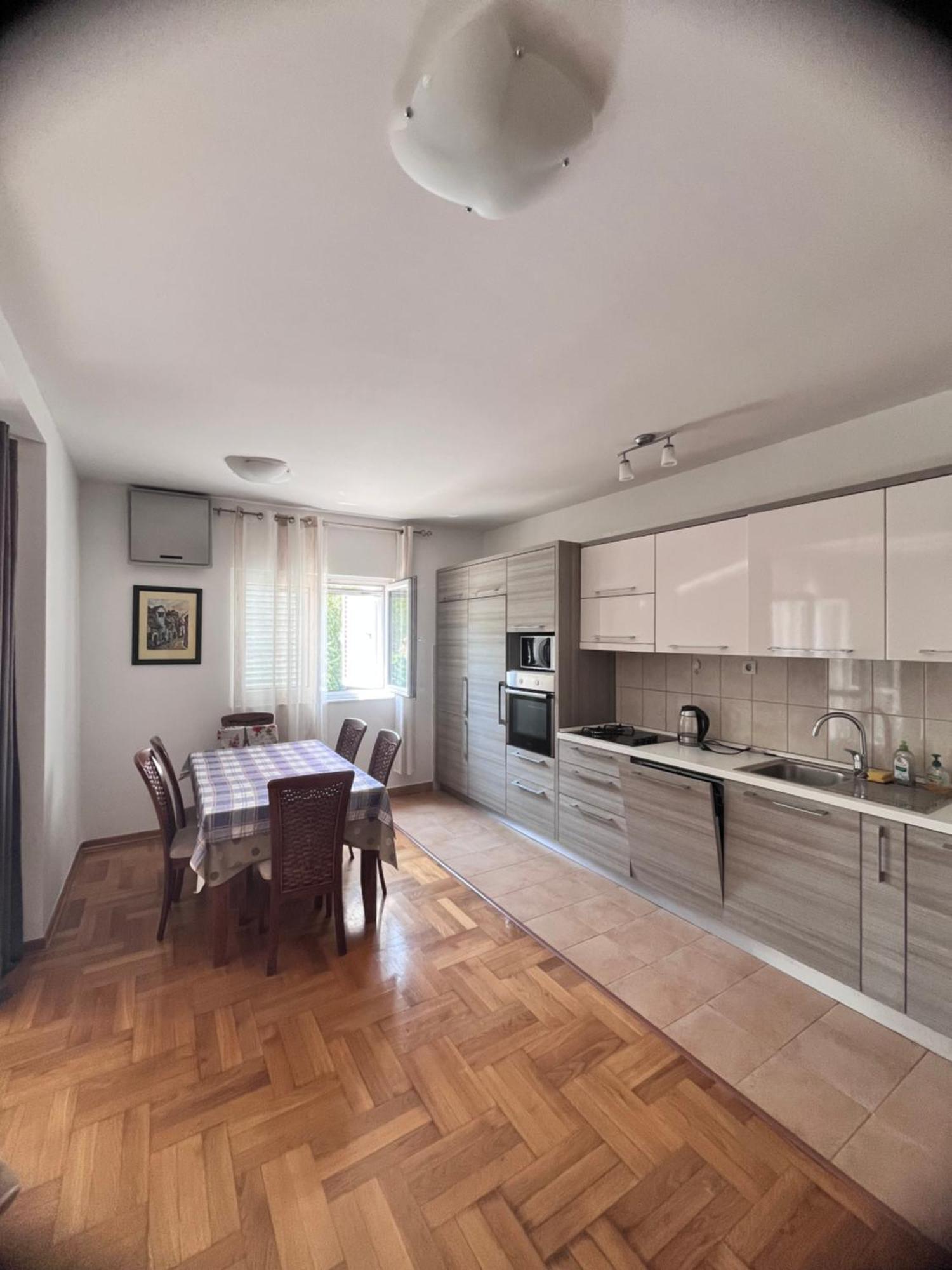 Apartment Belani, Own Parking Tivat Zewnętrze zdjęcie